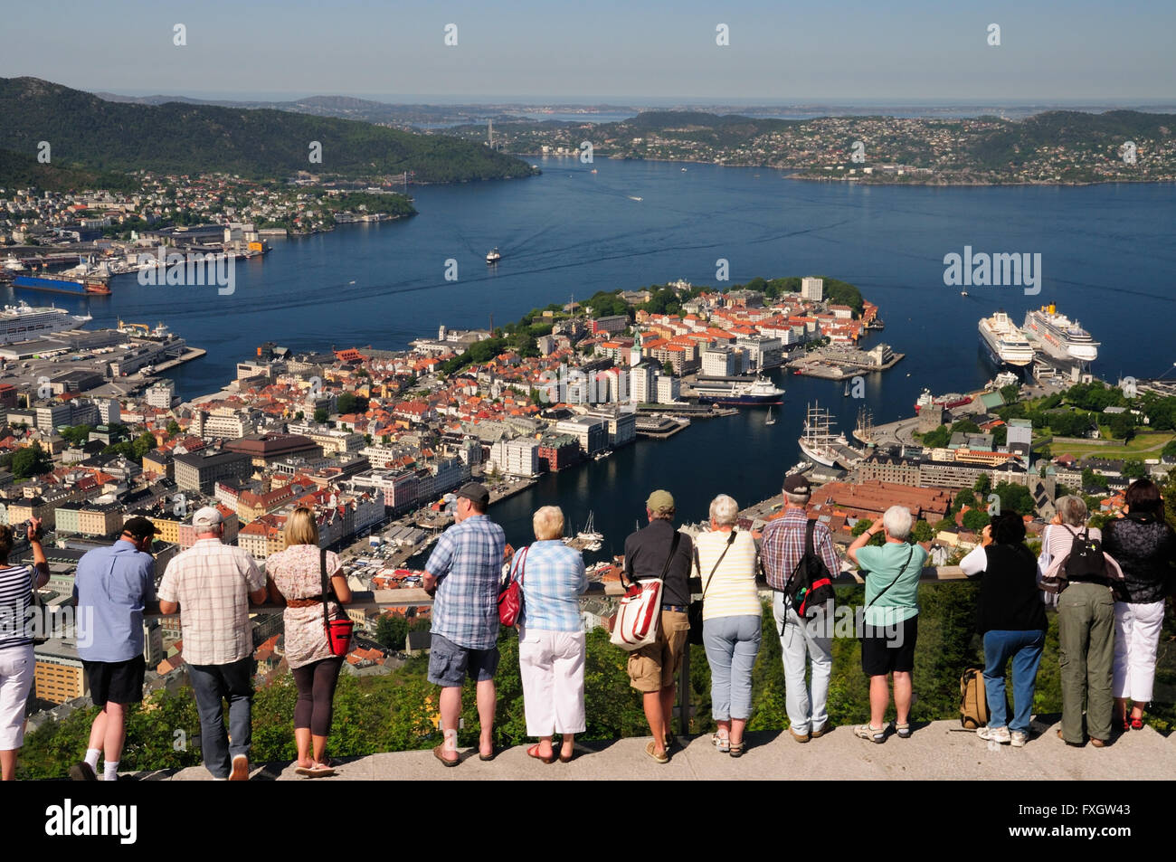 Touristen genießen Sie den Blick über Bergen vom Berg Floyen. Stockfoto