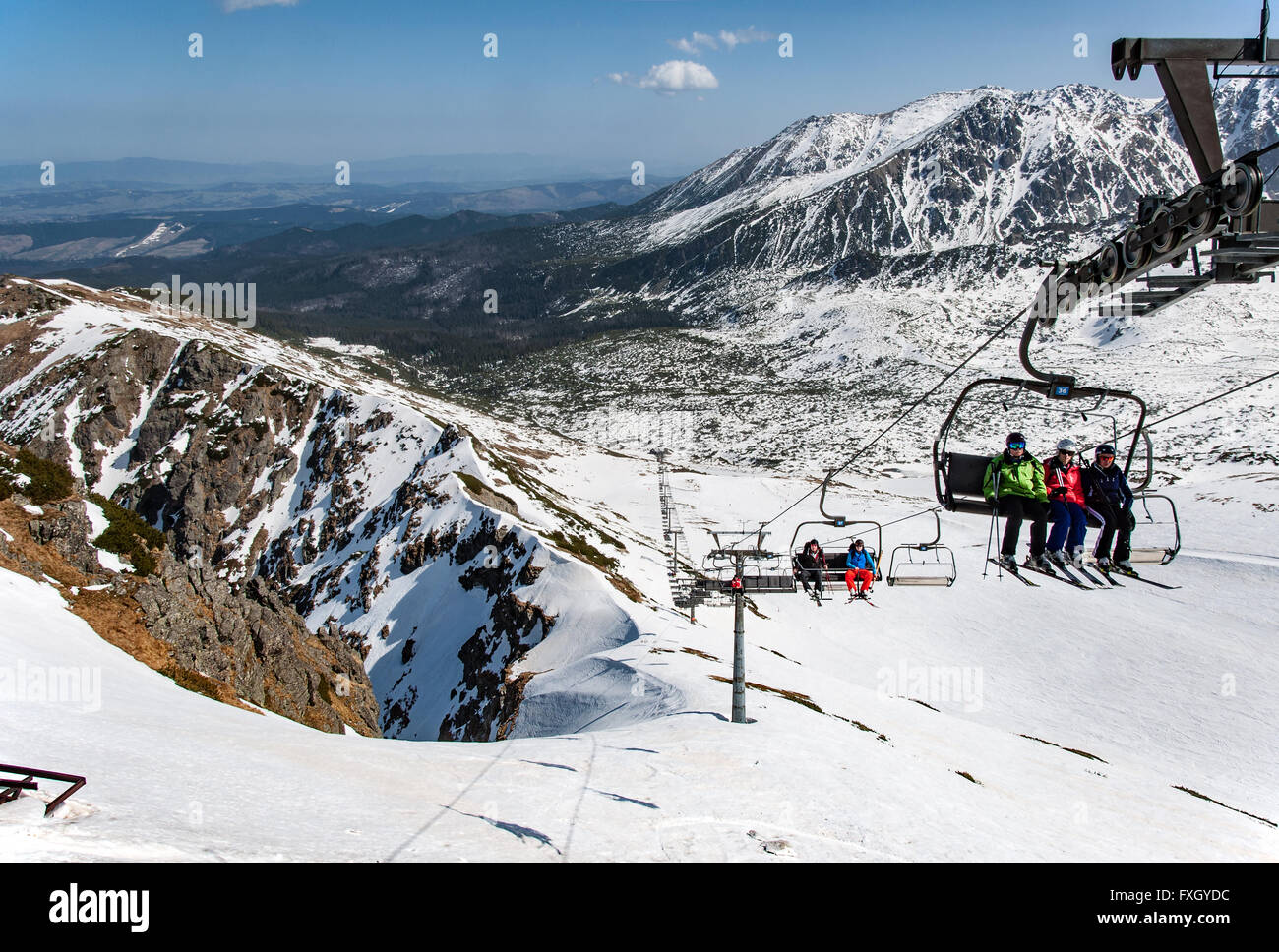 Ende der Skisaison auf Kasprowy Wierch. Skipisten und Skifahrer auf dem Sessellift in Hala Gasienicowa im Tatra-Gebirge in Polen Stockfoto