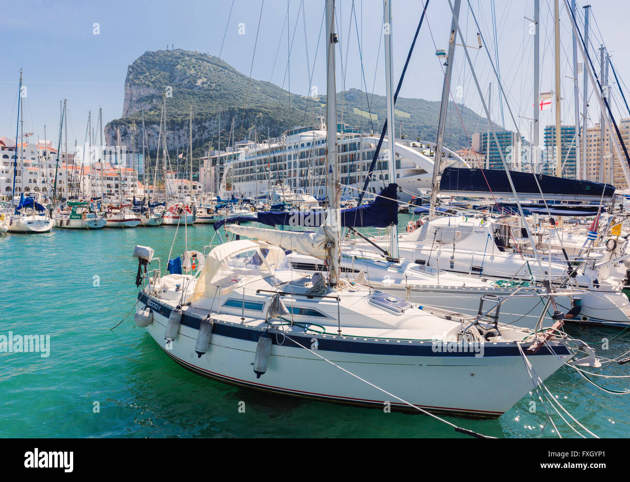 Gibraltar.  Yachten ankern in der Marina Bucht, neben Ocean Village.  Der Felsen von Gibraltar im Hintergrund.  T Stockfoto