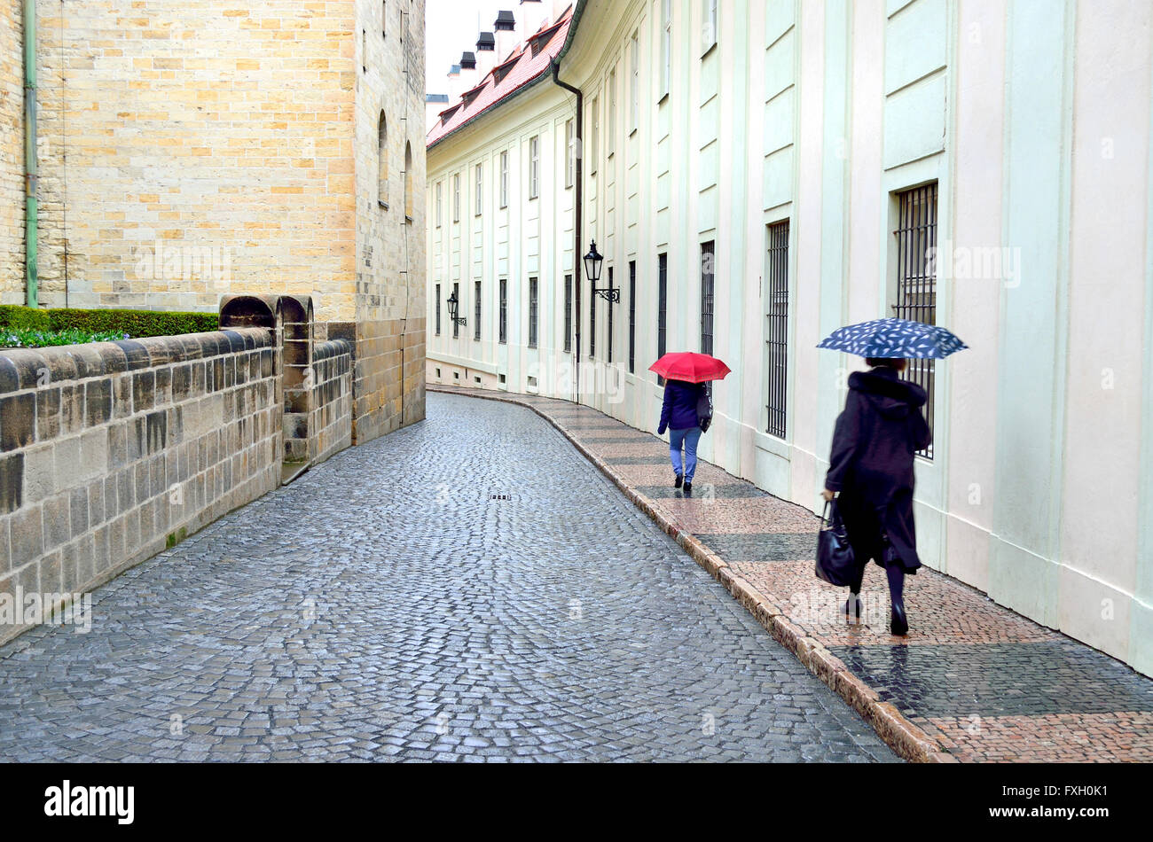 Prag, Tschechische Republik. Sonnenschirme im Landkreis Regen, Hradschin, Burg, Jirska (Straße) Stockfoto