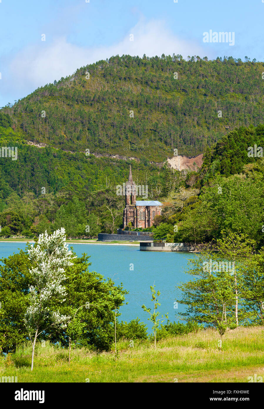 Kapelle Nossa Senhora Das Victorias, neugotische Kirche am Ufer des Lagoa Das Furnas, Insel Sao Miguel, Azoren Stockfoto