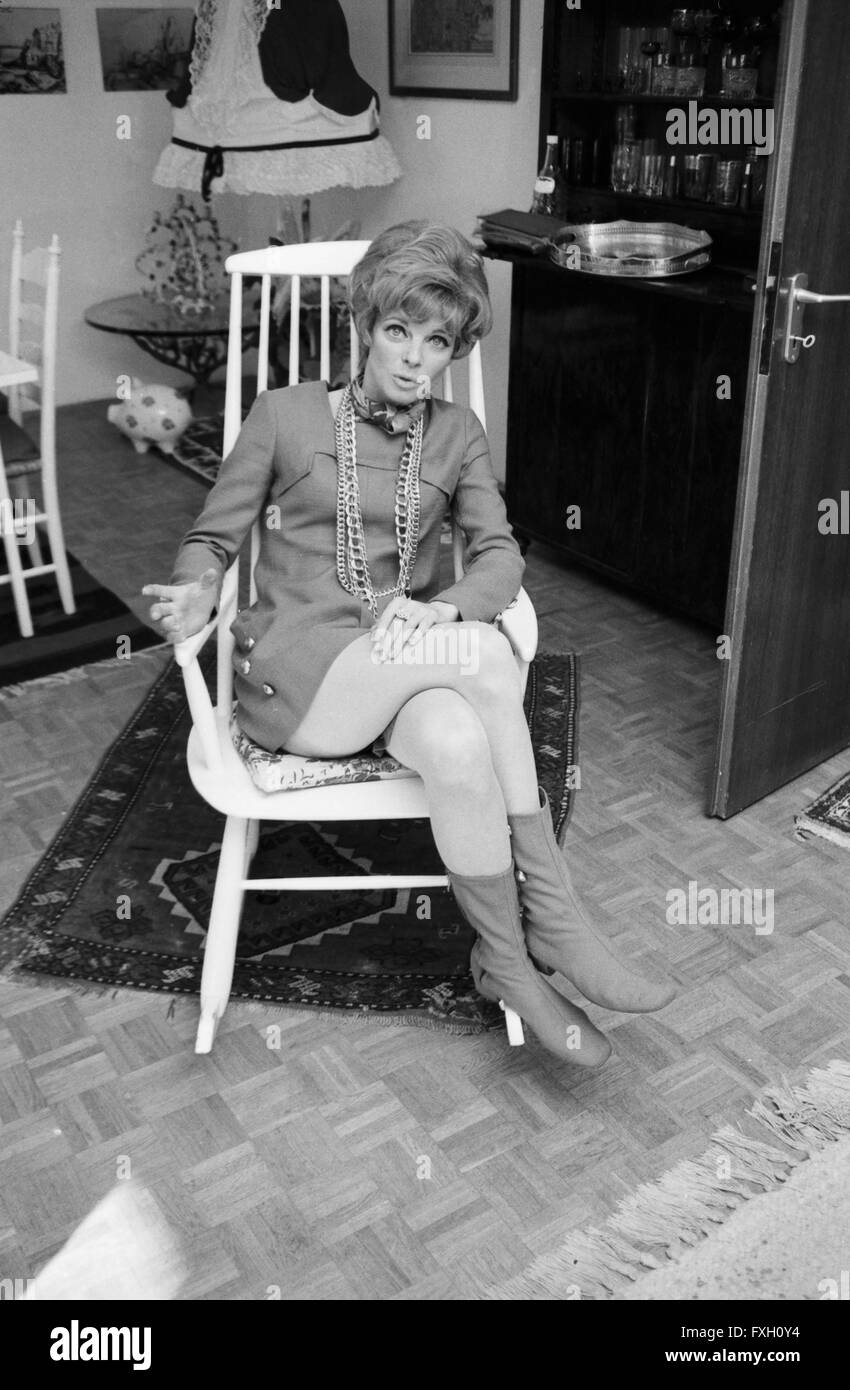 Deutsche Fictitious character Grit Boettcher im Wohnzimmer, Deutschland