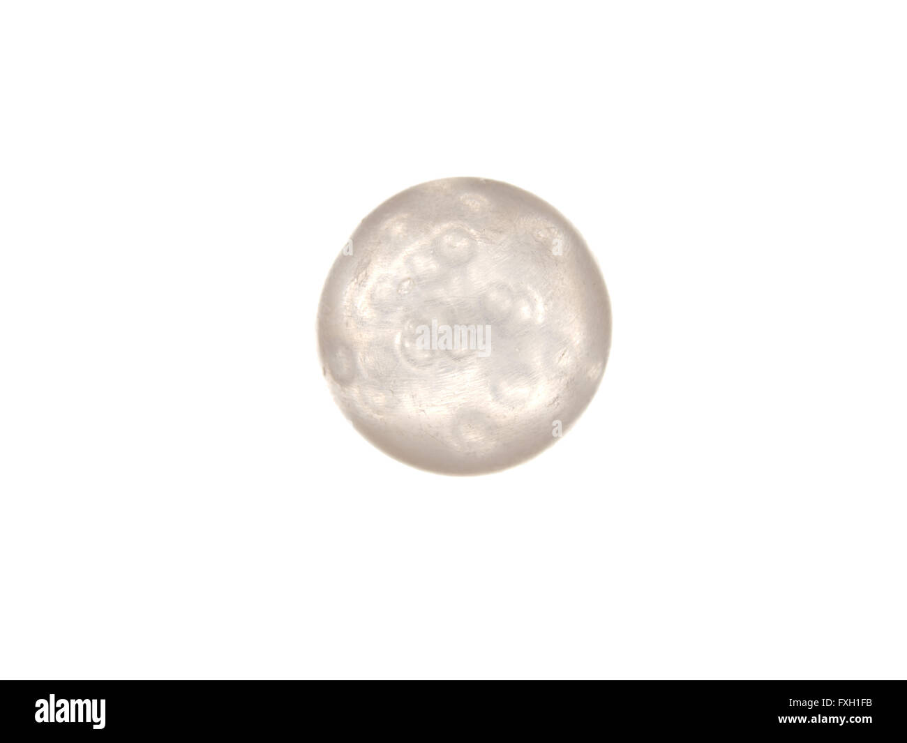 Glaskugel mit Luftblasen, die isoliert auf einem weißen Hintergrund. Stockfoto