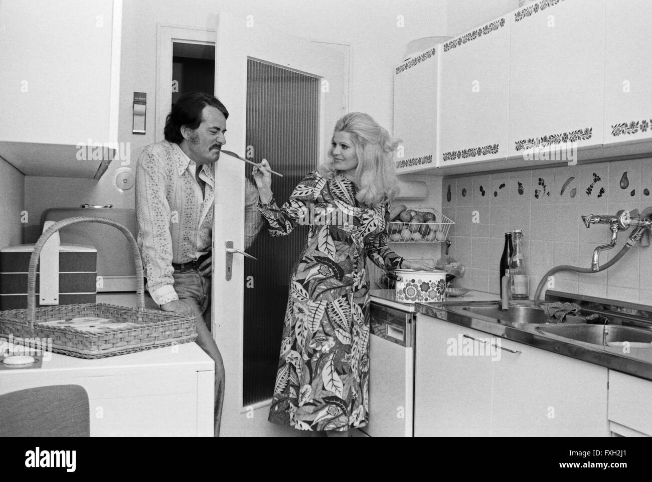 Der Deutsche Schauspieler Nino Korda Mit Ehefrau, 1970er Jahre Deutschland. Deutscher Schauspieler Nino Korda mit seiner Frau, Deutschland der 1970er Jahre. 24x36swNeg557 Stockfoto