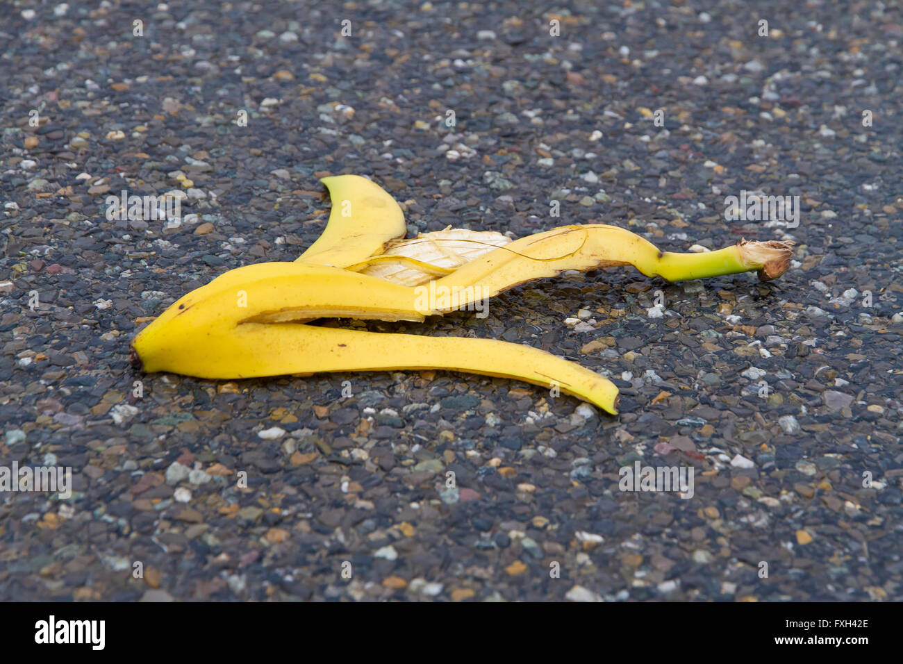 Bananenschale auf einer Straße Stockfoto