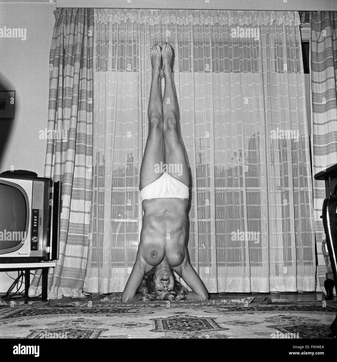 Fictitious character Elga Machatý bei einem Fotoshooting im Bikini, Deutschland 1960er Jahre. Schauspielerin Elga Machatý tun ein Fotoshooting trägt einen Bikini, Deutschland der 1960er Jahre. 6 x 6 swNeg 69 Stockfoto