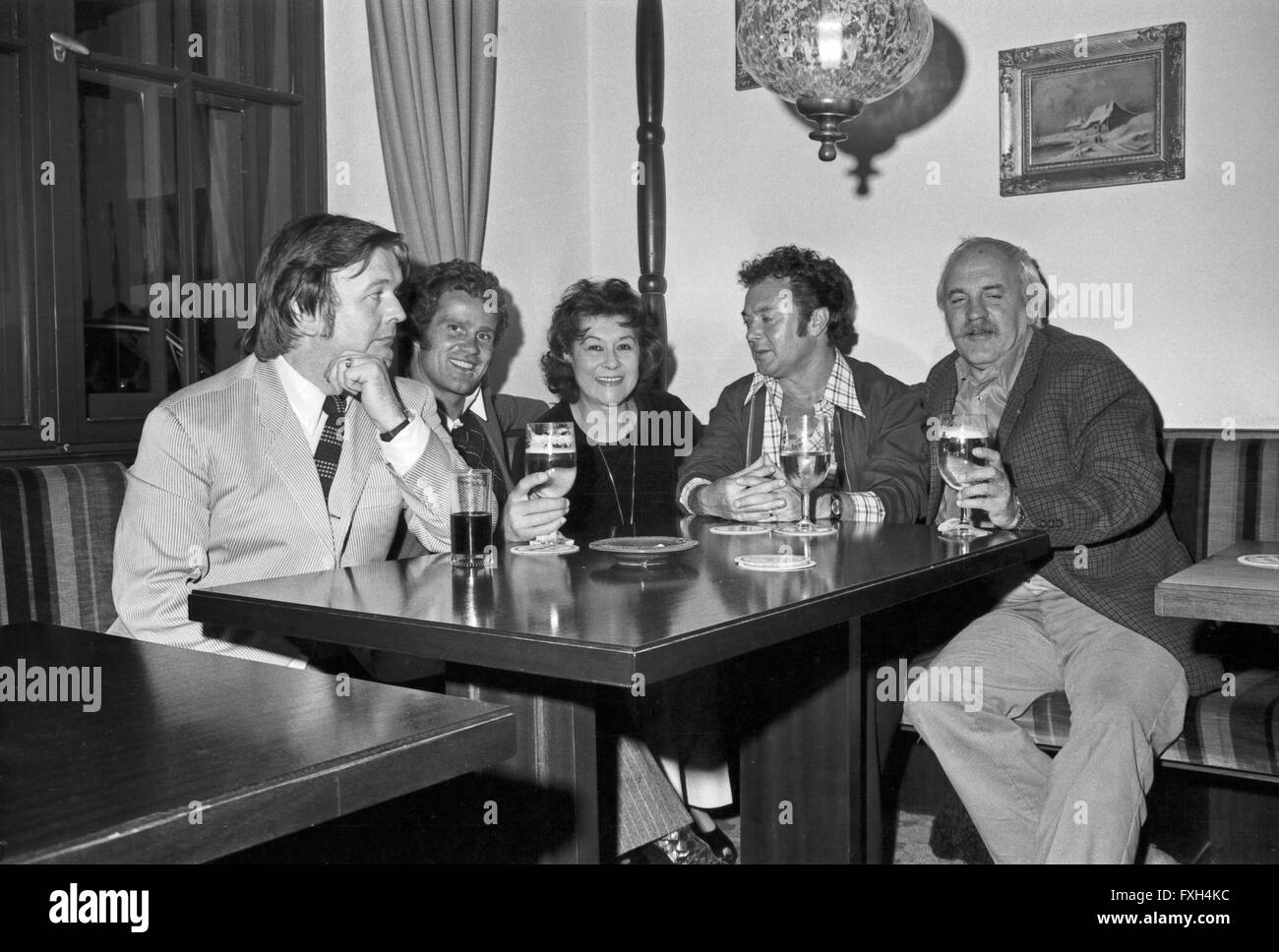Der Österreichische Schauspieler Werner Pochath (2. v. l.) Und Margit Symo (Mitte) Beim Bier, 1970er Jahre Deutschland. Österreichische Schauspieler Werner Pochath (2. von links) und Margit Symo mit einem Bier, Deutschland der 1970er Jahre. 24x36swNegVM15 Stockfoto