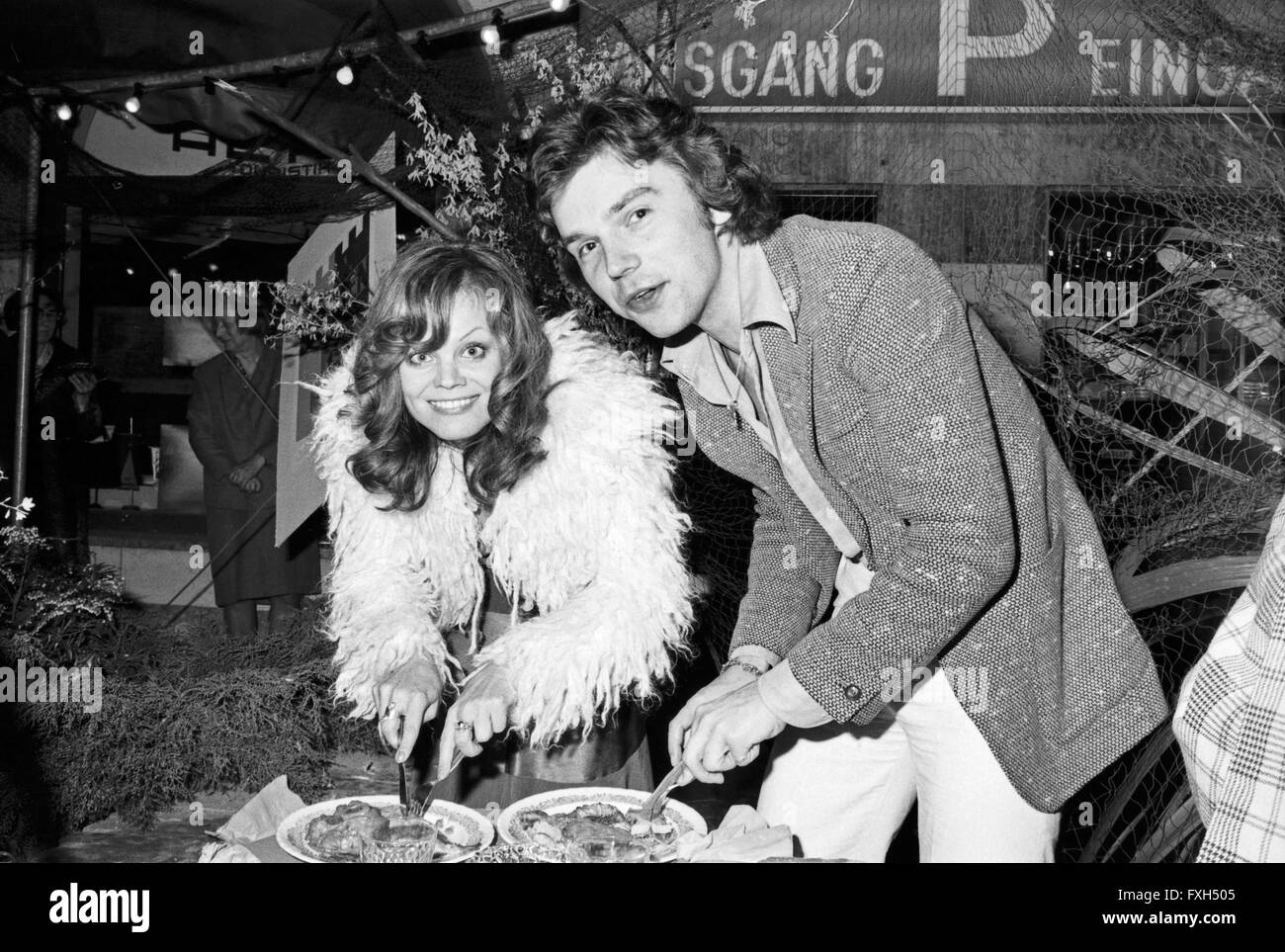 Deutsche Fictitious character Christiane Rücker bei einem Snack ...