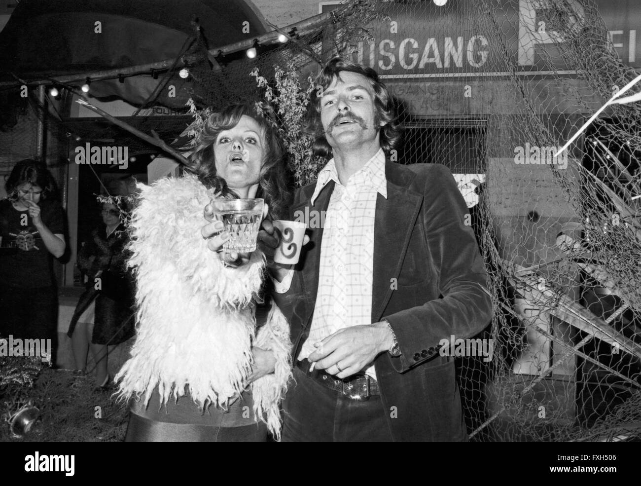 Deutsche Fictitious character Christiane Rücker bei einem Snack ...