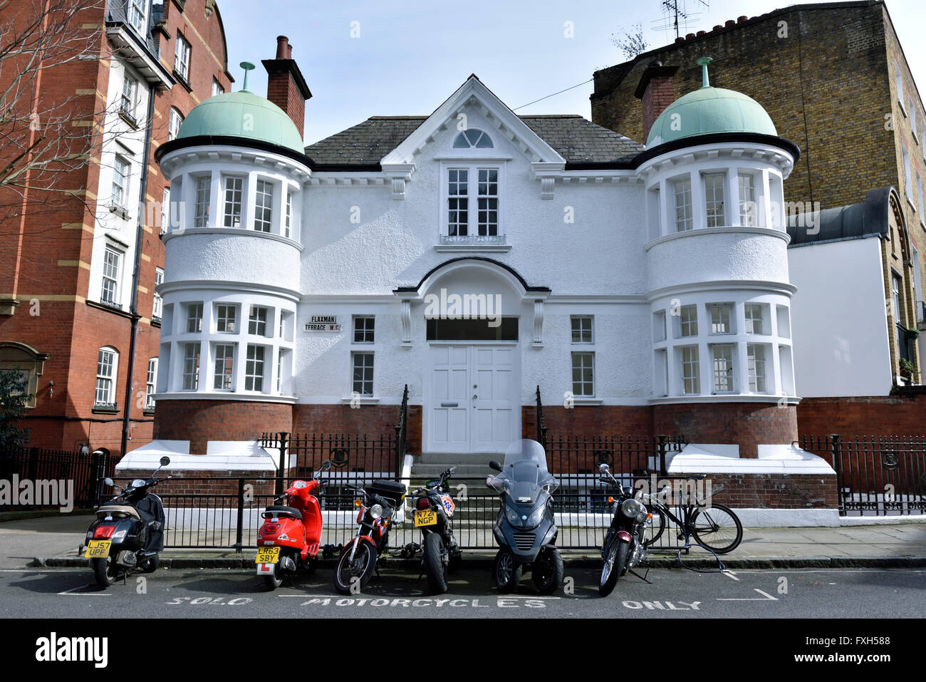 Doppelte fronted weiß gemaltes Haus Flaxman Terrasse formell eine Lodge, London Borough of Camden England Großbritannien UK Stockfoto