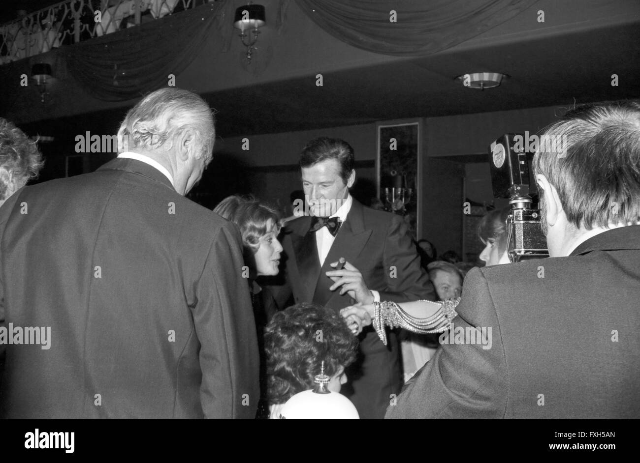 Wis Curd Jürgens, Roger Moore (Mitte) und Maria Schell bei der Soiree der Sterne am 16.01.1976 in München, Deutschland 1970er Jahre. Schauspieler Curd Jürgens, Roger Moore (Mitte) mit Maria Schell in der oiree der Sterne" am 16. Januar 1976 in München, Deutschland, 1970er Jahre. 24 x 36 swNegV 112 Stockfoto