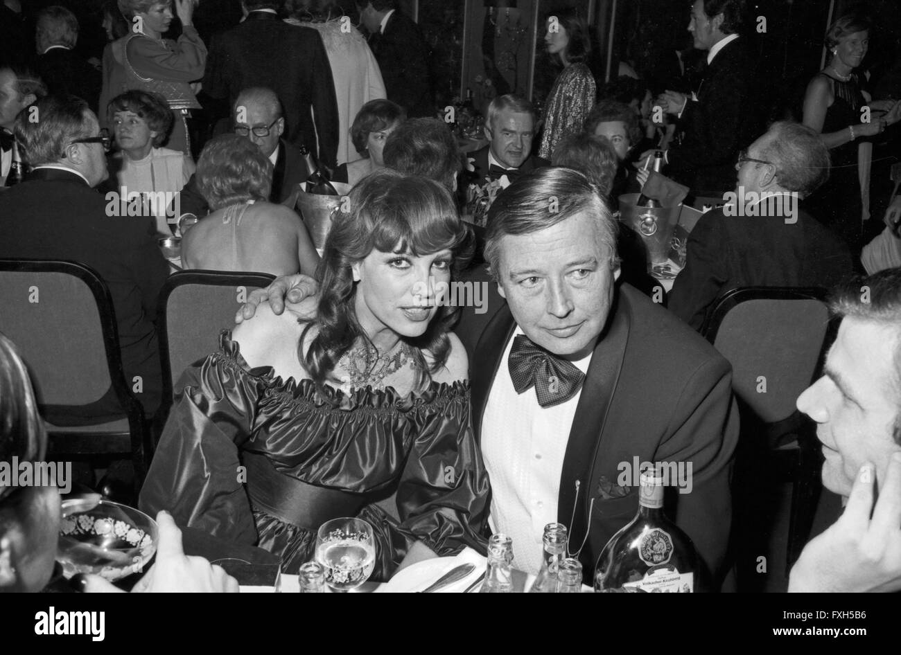 Moderatorin Petra Schürmann mit Gerhard Freund beim Deutschen Filmball am 16.01.1976 in München, Deutschland 1970er Jahre. Die deutsche Schauspielerin Petra Schuermann mit Freund Gerhard Freund am Deutscher Filmball am 16. Januar 1976 in München, Deutschland 1970. 24 x 36 swNegV 112 Stockfoto