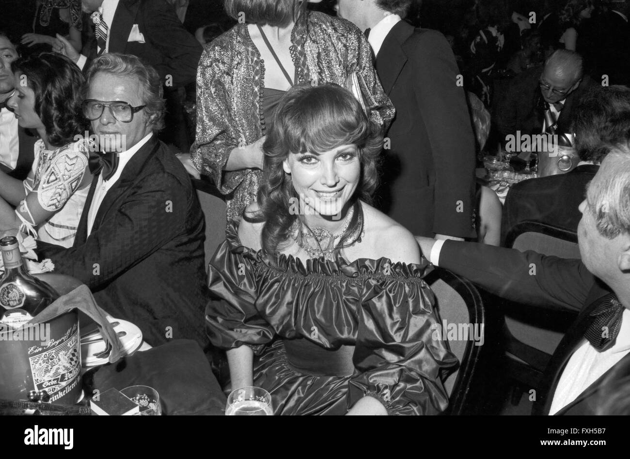 Moderatorin Petra Schürmann mit Gerhard Freund beim Deutschen Filmball am 16.01.1976 in München, Deutschland 1970er Jahre. Die deutsche Schauspielerin Petra Schuermann mit Freund Gerhard Freund am Deutscher Filmball am 16. Januar 1976 in München, Deutschland 1970. 24 x 36 swNegV 112 Stockfoto