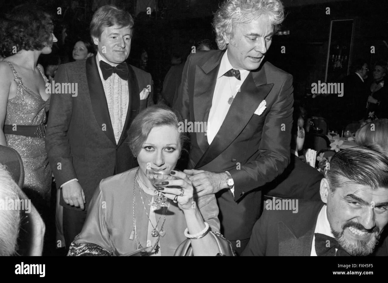 Deutsche Plant und Sängerin Margot Werner mit Veit Relin und Mario Adorf (rechts) beim Deutschen Filmball am 16.01.1976 in München, Deutschland 1970er Jahre. Deutsche Sängerin Margot Werner mit Veit Relin und Mario Adorf (rechts) an der Deutscher Filmball am 16. Januar 1976 in München, Deutschland 1970. 24 x 36 swNegV 114 Stockfoto