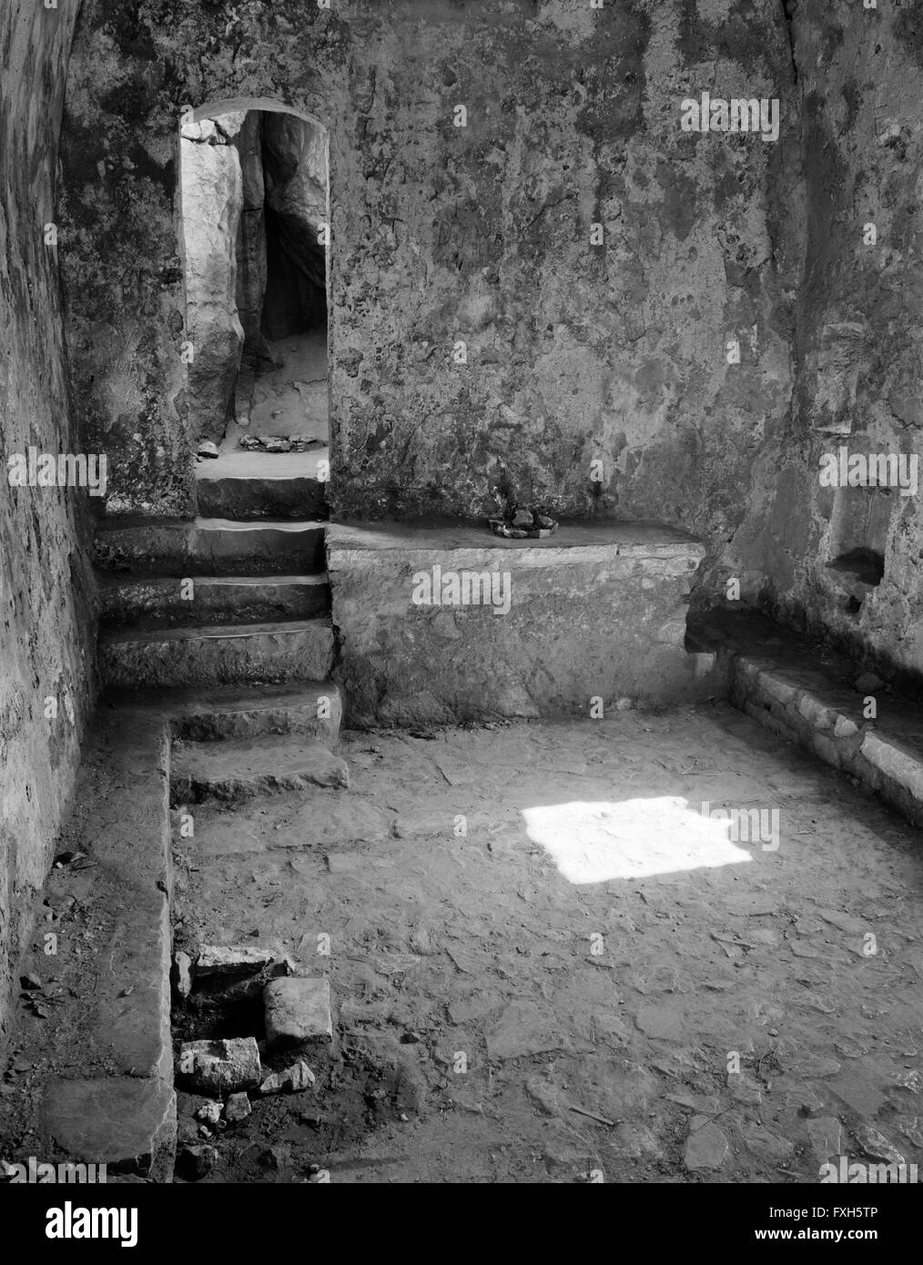 St. Govan Kapelle, Pembrokeshire, C11th vor Ort, wo die irische Abt lebte als Einsiedler in C6th & hat den Ruf, begraben zu werden: gut vorne L. Stockfoto