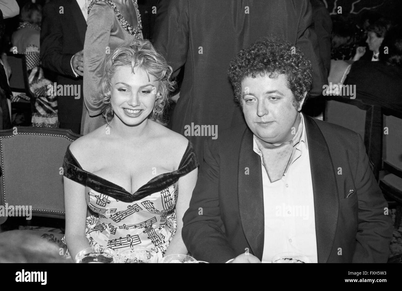 Deutsche Fictitious character Dolly Dollar mit Peter Kern beim Deutschen Filmball am 11.01.1981 in München, Deutschland 1980er Jahre. Die deutsche Schauspielerin Dolly Dollar, und Schauspieler Peter Kern am Deutscher Filmball am 11. Januar 1981 in München, Deutschland 1980. 24 x 36 swNegV 199 Stockfoto