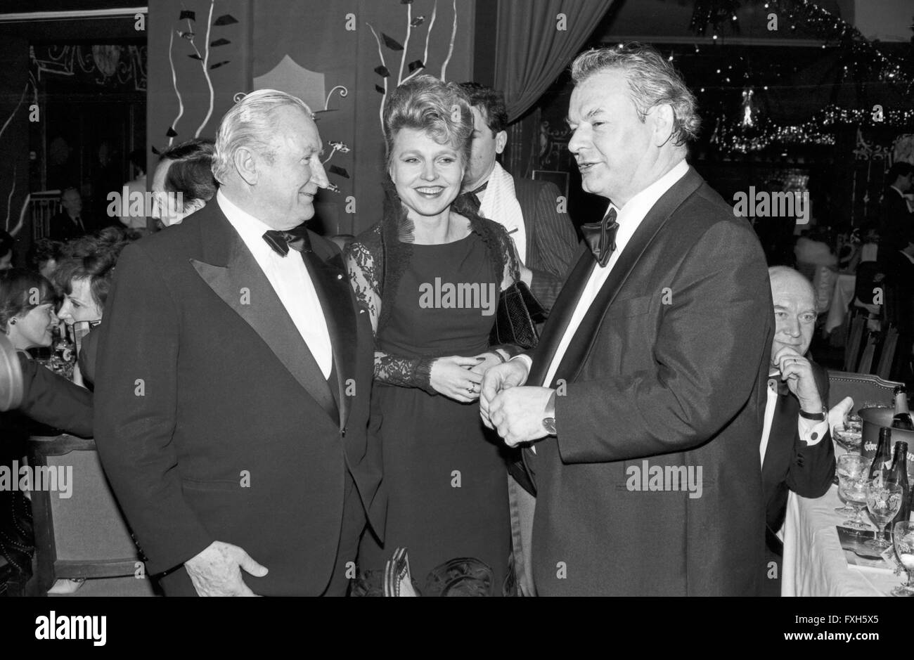 Deutsche plant Hanna Schygulla mit Rox Luggi Waldleitner (links) beim Deutschen Filmball am 11.01.1981 in München, Deutschland 1980er Jahre. Die deutsche Schauspielerin Hanna Schygulla mit Produzent Luggi Waldleitner (links) an der Deutscher Filmball am 11. Januar 1981 in München, Deutschland 1980. 24 x 36 swNegV 200 Stockfoto