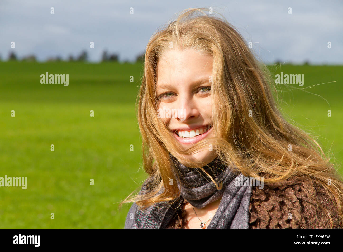 Porträt einer glücklichen Frau im wind Stockfoto