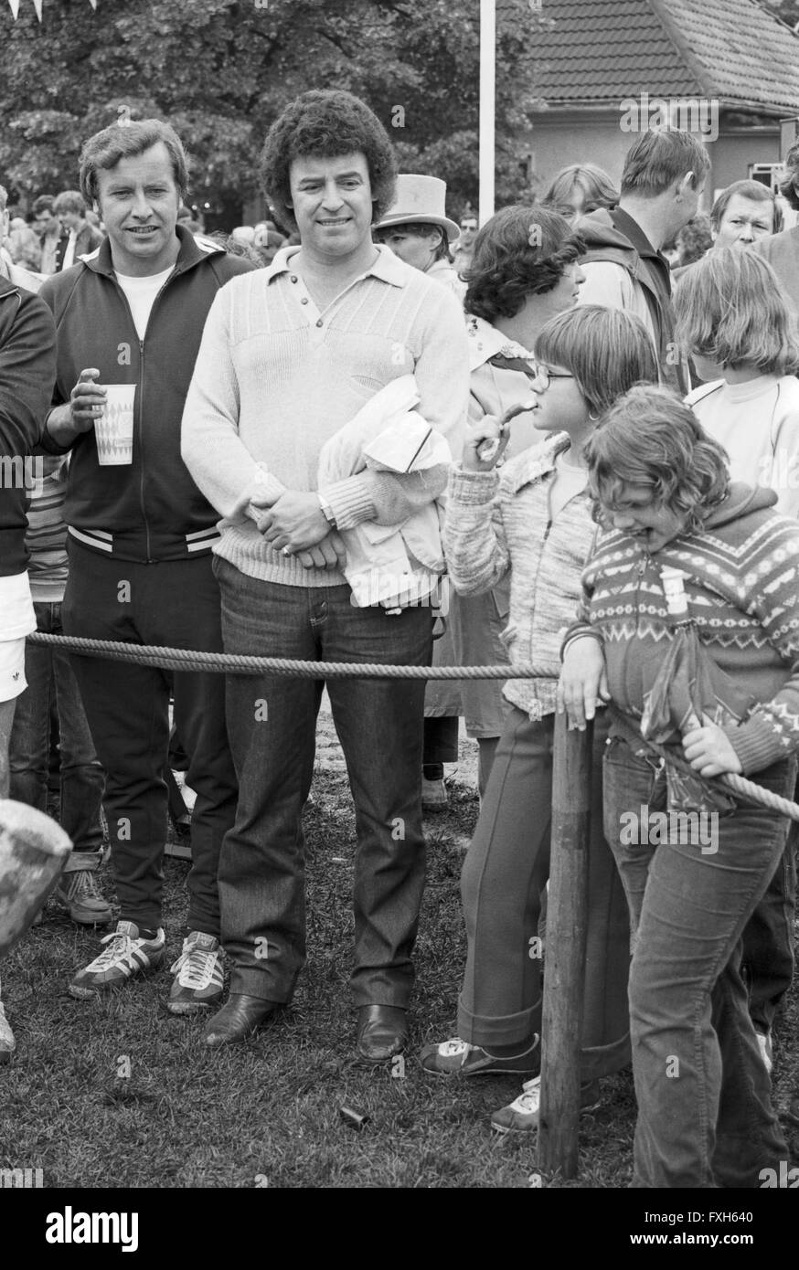 Der Deutsche gerade Tony Marshall als Zuschauer Bei Einem Jogginglauf, 1980er Jahre Deutschland. Deutscher Schlagersänger Tony Marshall beobachten bei einem jogging Event, Deutschland der 1980er Jahre. 24x36swNegV185 Stockfoto