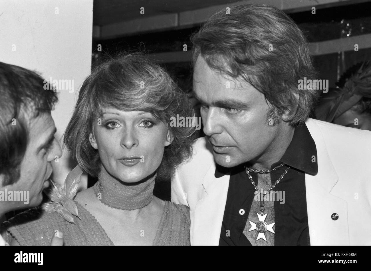 Konsul Hans Hermann Weyer (Mitte) Bei der Premiere von