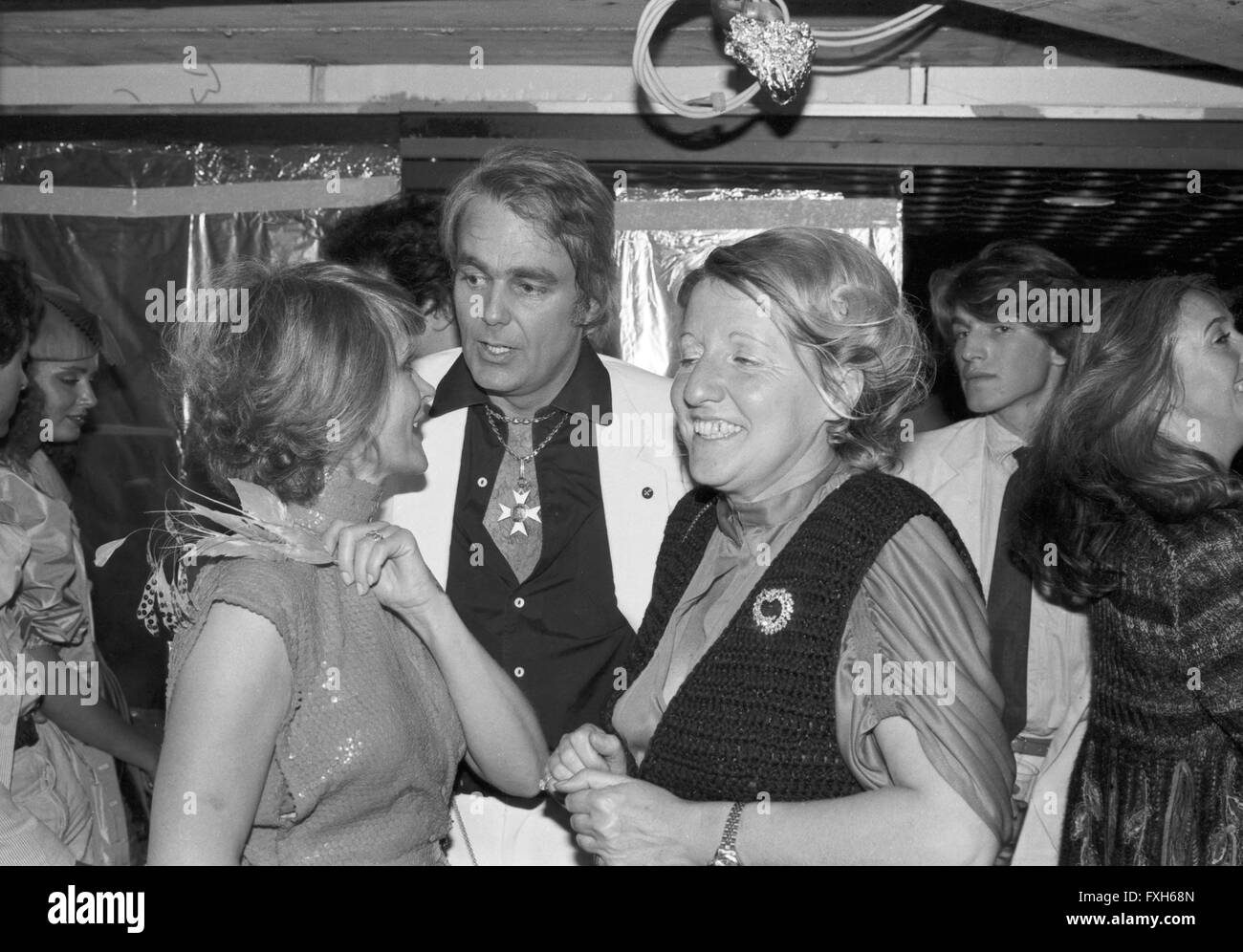 Konsul Hans Hermann Weyer (Mitte) Bei der Premiere von "Edith" in München, Deutschland 1980er Jahre. Honorarkonsul Hans Hermann Weyer (Mitte) bei der Premiere von "Edith" in München der 1980er Jahre. 24x36swNegV154 Stockfoto