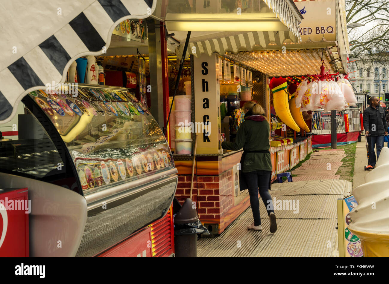 Eine Frau kauft Erfrischungen an einem Snack-Automaten einen Jahrmarkt. Stockfoto