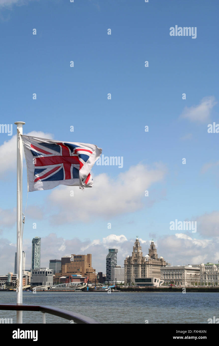 Die drei Grazien von Liverpool Waterfront gesehen von den Fluss Mersey. Flagge auf dem Mersey Fähre im Wind wehen. Stockfoto