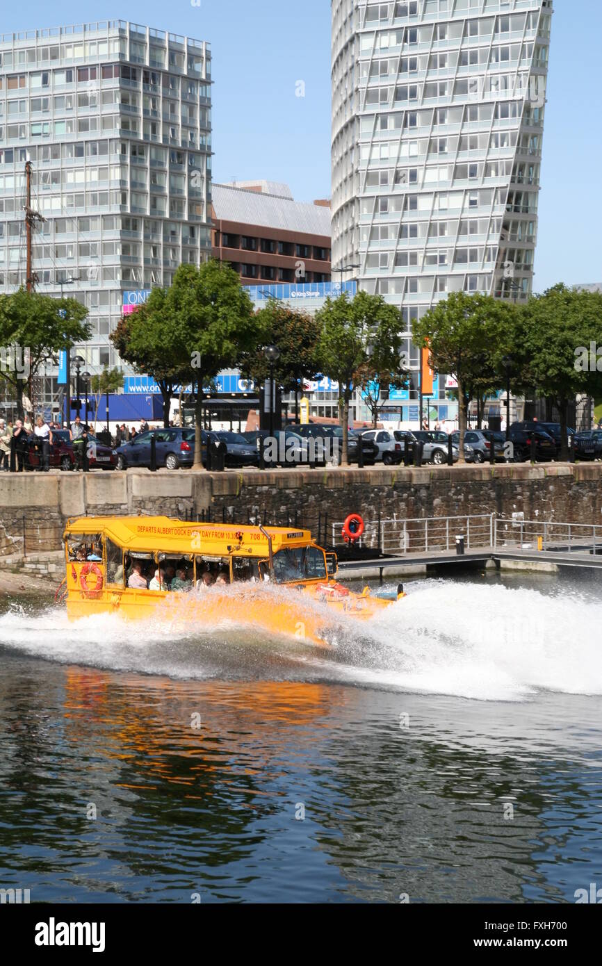 Gelbe touristische amphibische "Ente" Transporter schwebt Eintritt in Liverpool Docks voller Passagiere. Stockfoto