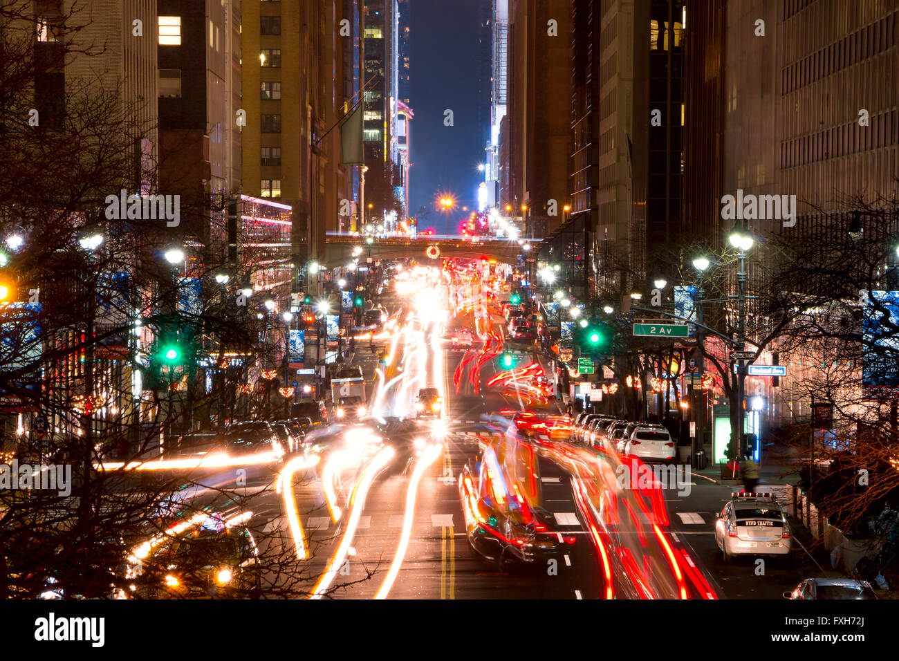 USA. Nacht-NYC. Verkehr an der Kreuzung von 42nd Street und 2nd Ave Stockfoto