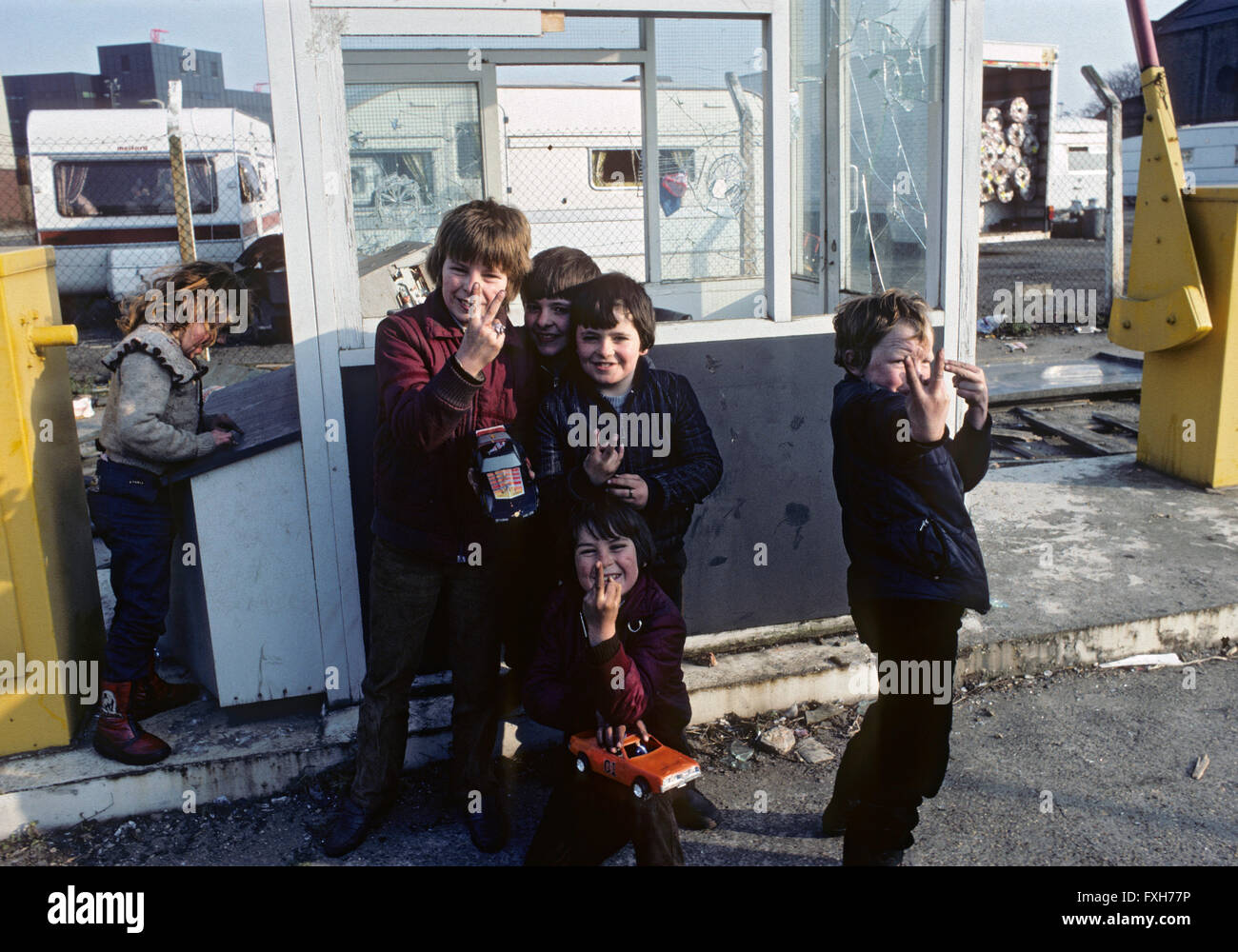 Romakinder in der Nähe von ihrem Lager in Battersea, Süd-London 1983 Stockfoto