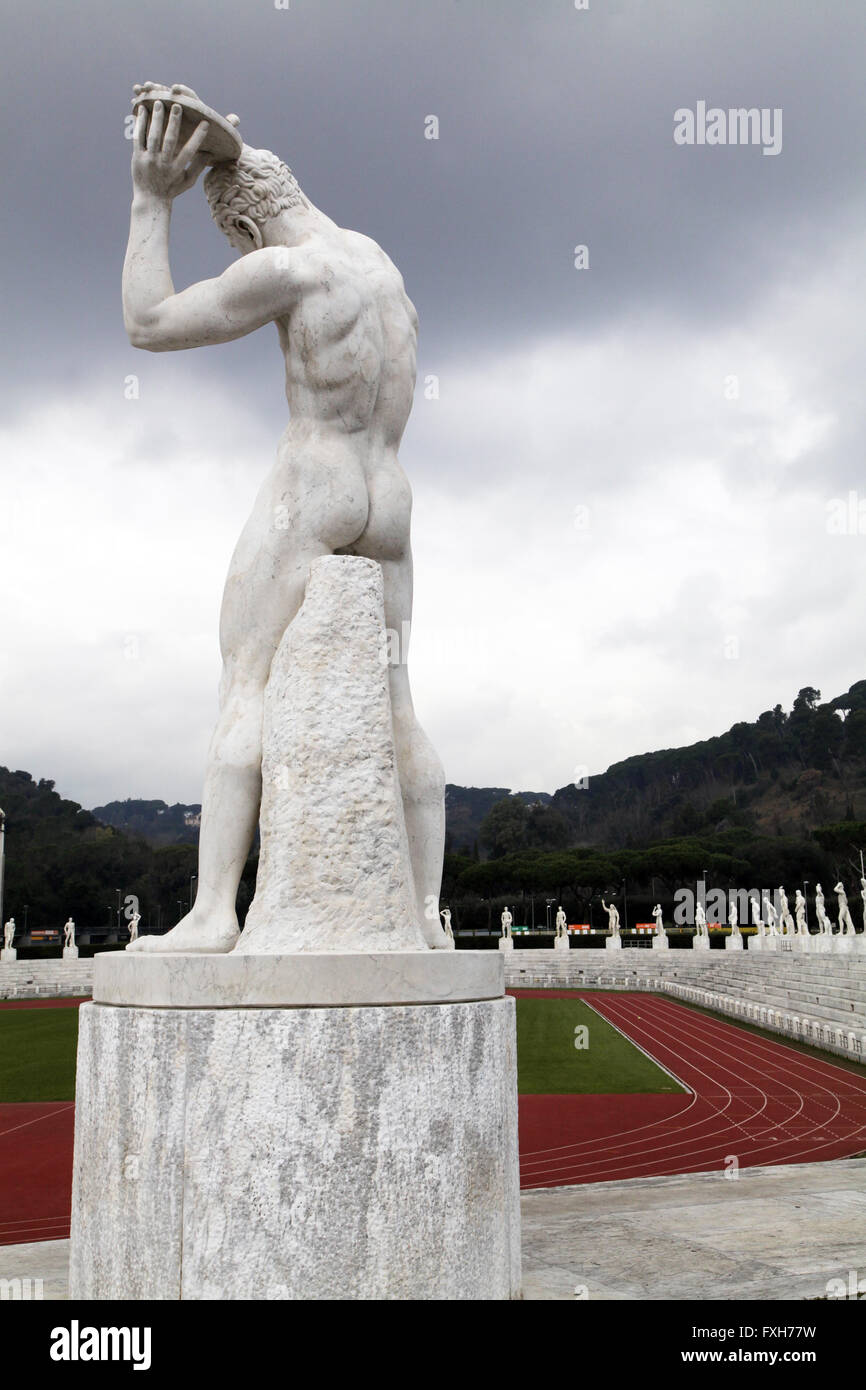 Statue des Athleten im Stadio dei Marmi. Stadion der Murmeln eine Sportanlage im Foro Italico in Rom, Italien Stockfoto