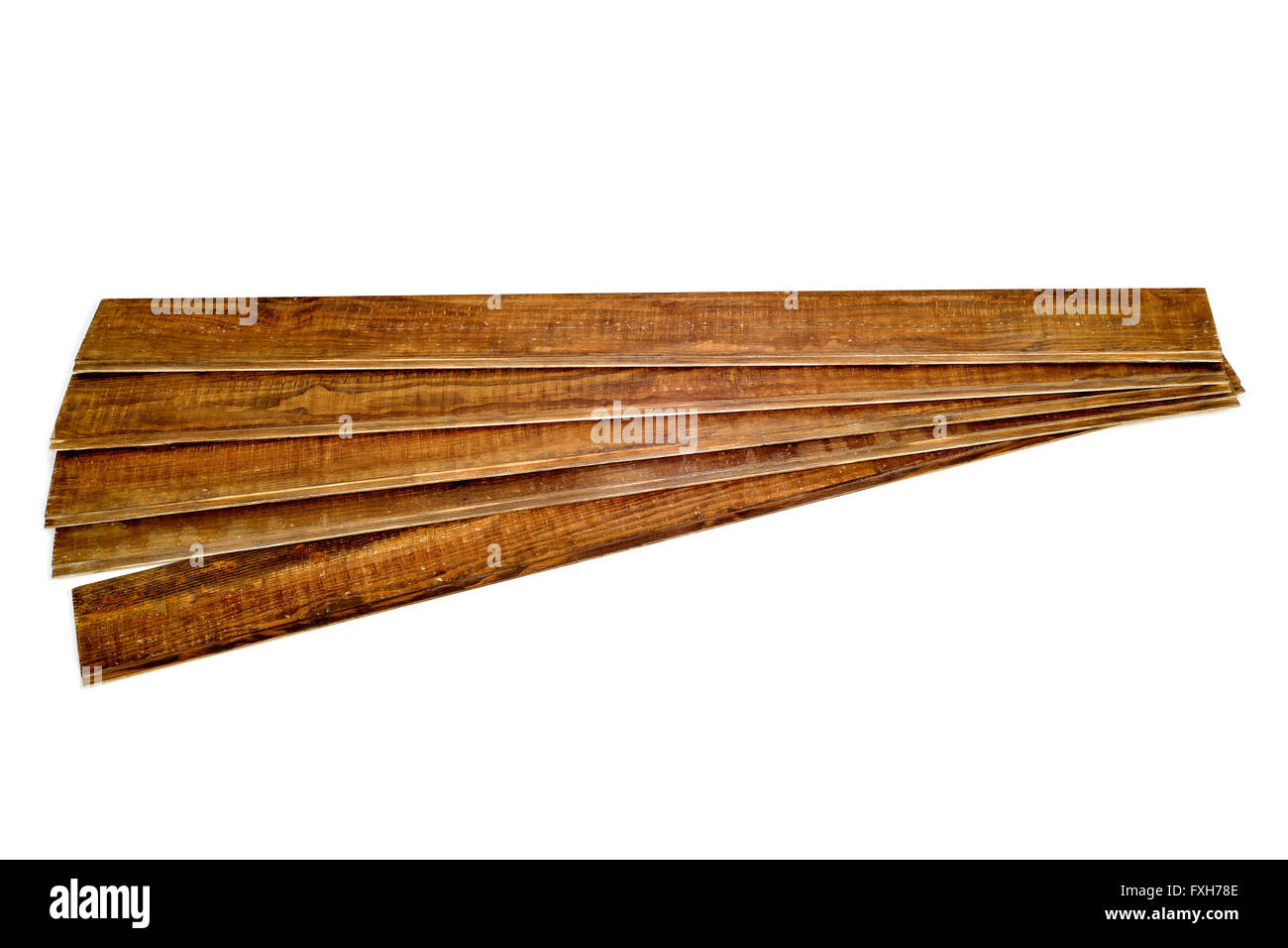 einige rustikale Holzplanken auf weißem Hintergrund Stockfoto