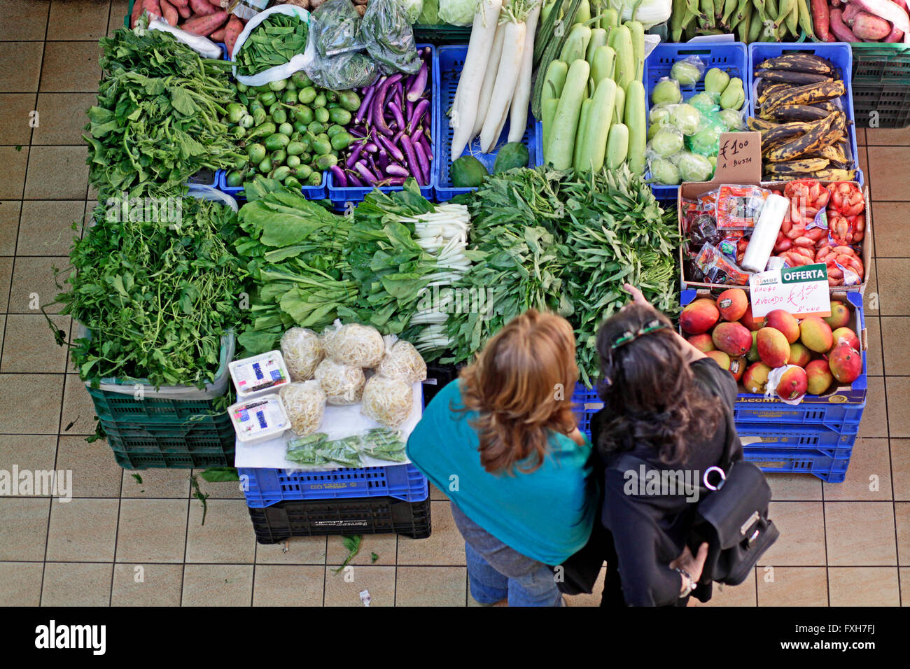 Kunden zu durchsuchen, Obst und Gemüse waren auf Stall in einer Markthalle in Rom, Italien Stockfoto