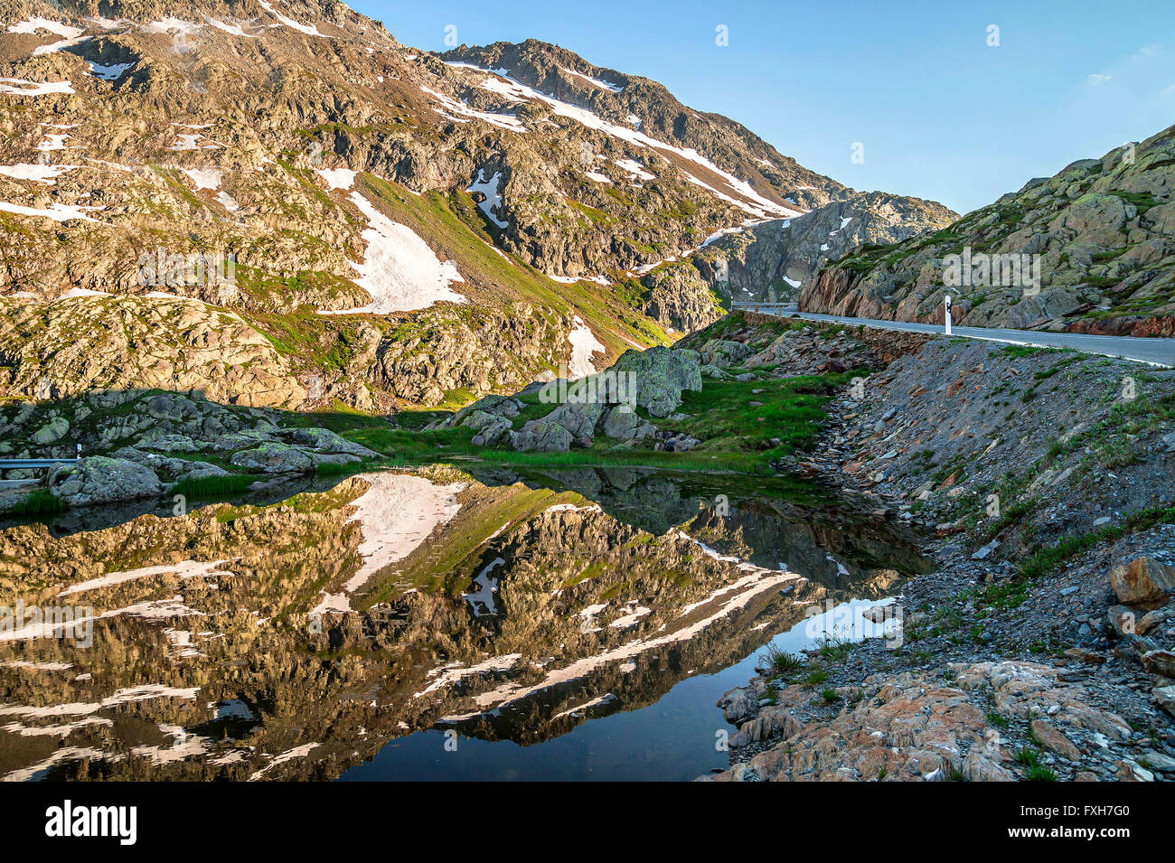 Sommerabend auf der Great Saint Bernard Pass, alte Straße entlang dem Aosta-Tal - Alpen Stockfoto