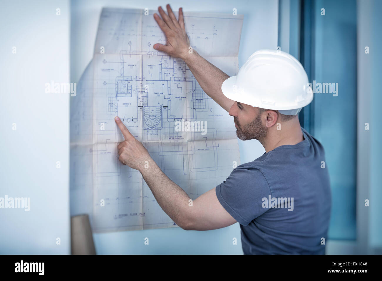 Porträt einer Architekten-Builder studieren Lageplan der Räume, Bauingenieur arbeiten mit Dokumenten auf Baustelle Stockfoto