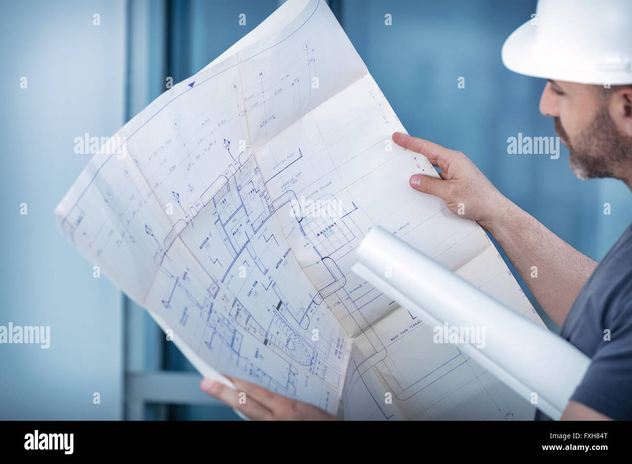 Porträt einer Architekten-Builder studieren Lageplan der Räume, Bauingenieur arbeiten mit Dokumenten auf Baustelle Stockfoto