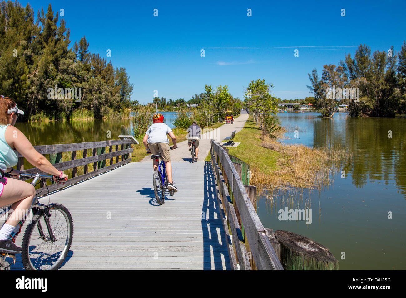 Menschen, die Reiten Fahrräder in Seen Regional Park in Lee County an der Golfküste in Fort Myers Florida Stockfoto