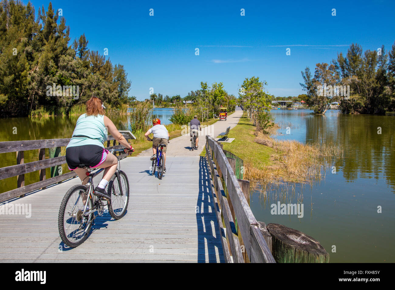 Menschen, die Reiten Fahrräder in Seen Regional Park in Lee County an der Golfküste in Fort Myers Florida Stockfoto