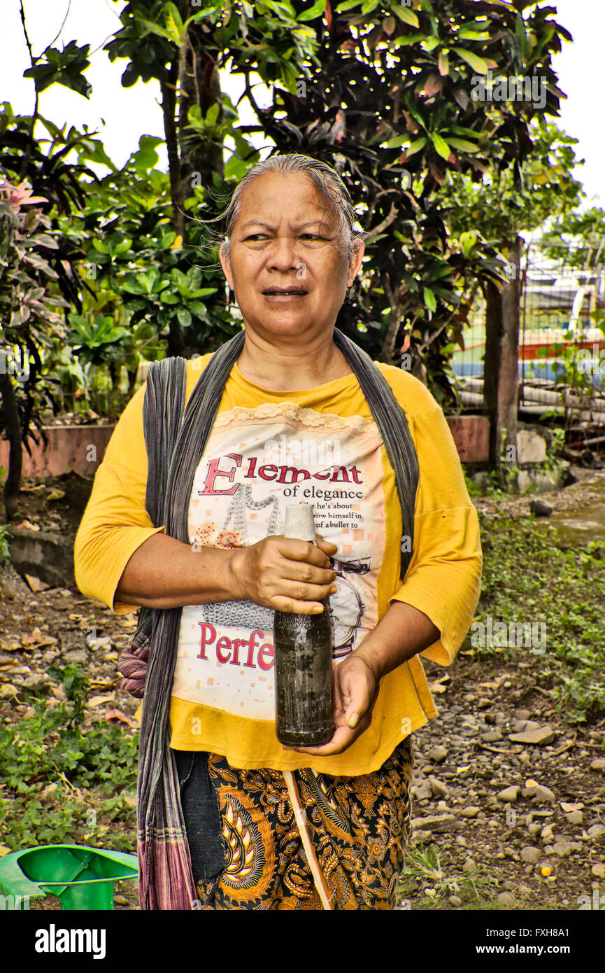 Eine Javaese Frau Verkäufer von Jambu, traditionellen indonesischen Medizin, wodurch sie sich von den Kräutern. Stockfoto