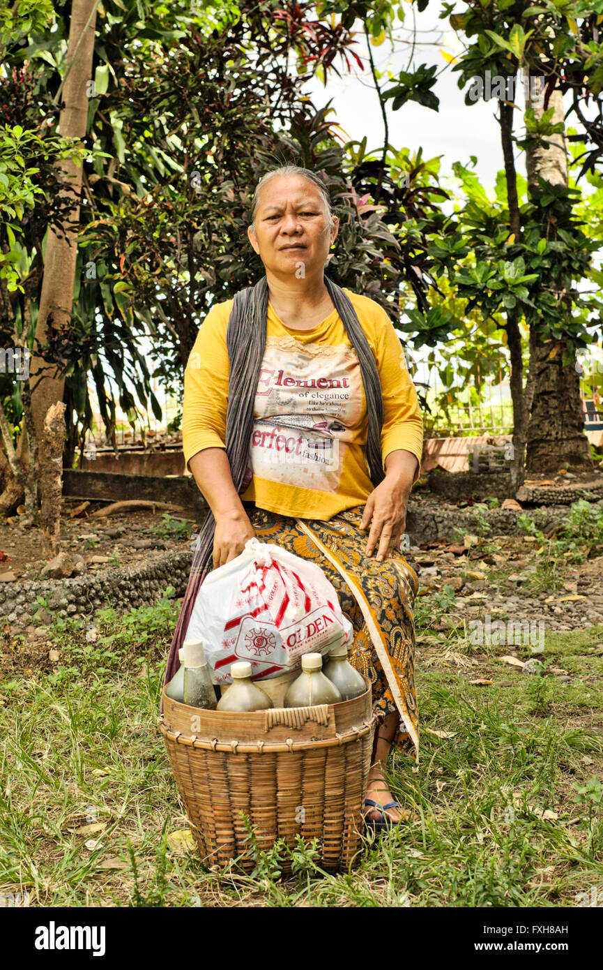 Eine Javaese Frau Verkäufer von Jambu, traditionellen indonesischen Medizin, wodurch sie sich von den Kräutern. Stockfoto