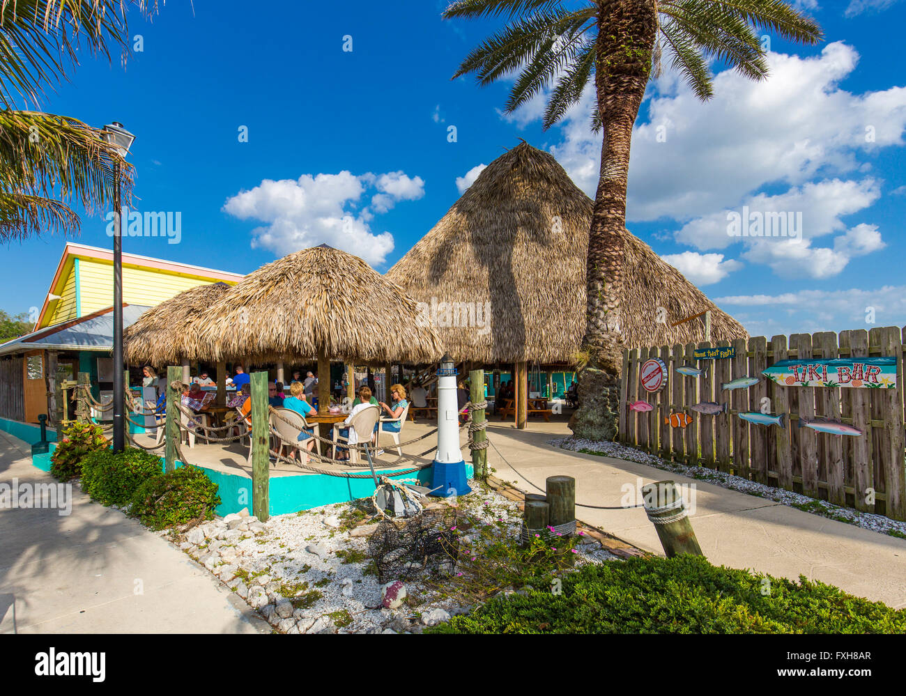 Thatched Dach tropischen Stump Pass Grill & Tiki Bar auf Lemon Bay an der Golfküste in Englewood Florida Stockfoto