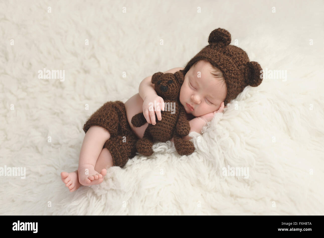 Drei Wochen Alten Neugeborenes Baby Junge Tragt Einen Braunen