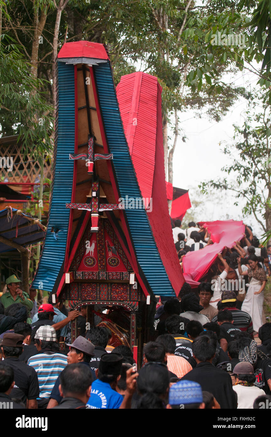 Ein Toraja Begräbnis-Prozession in Tana Toraja. Stockfoto