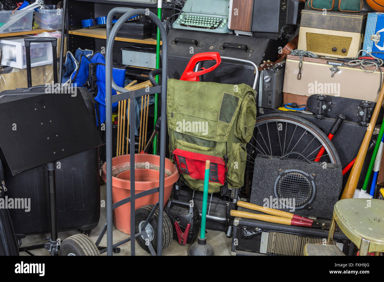 Junk-e-gefüllte Ecke Lagerung Garage. Stockfoto