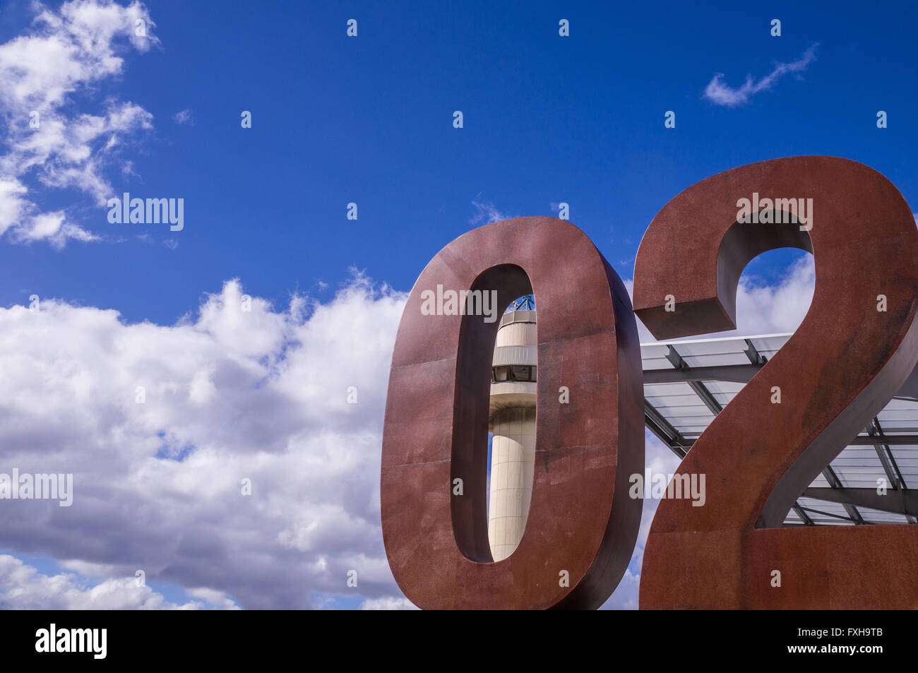 Hobart, Australien: Eine rostige Nummer 02 vor einem blauen aber bewölkten Himmel. Stockfoto