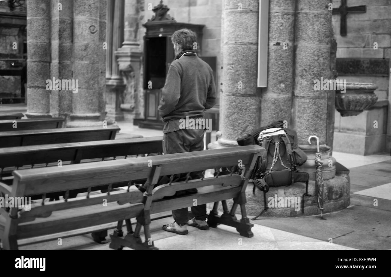 Stadt von SANTIAGO DE COMPOSTELA, Spanien - 22 Dez.: Pilger betet in einem von dem Hauptschiff der Kathedrale von Santiago de Compostela Stockfoto