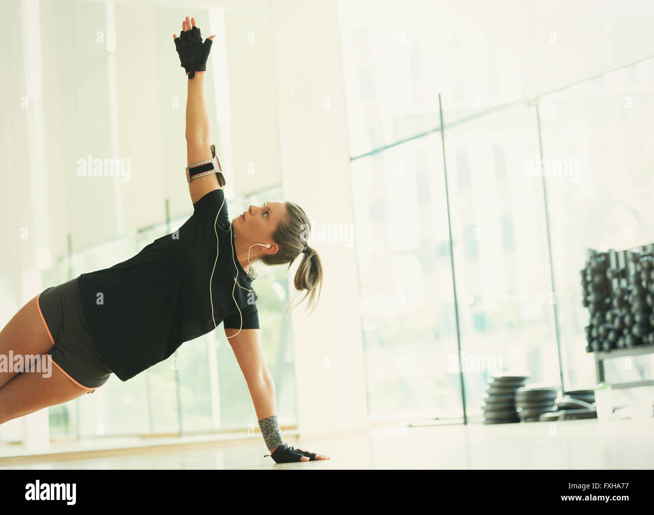 Frau Auswuchten in Seite Planke im Fitness studio Stockfoto