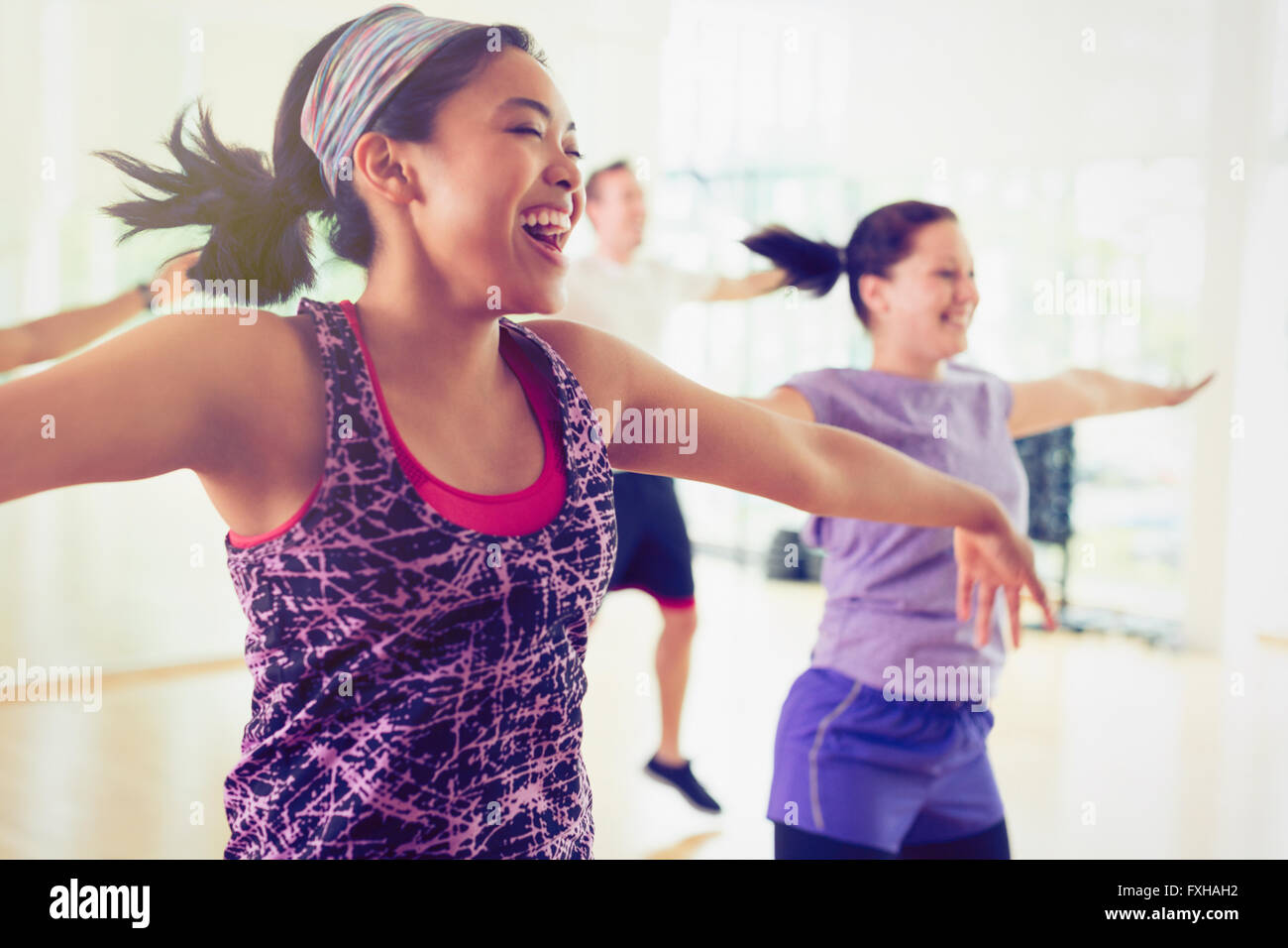 Begeisterten Frauen genießen Aerobic-Kurs Stockfoto