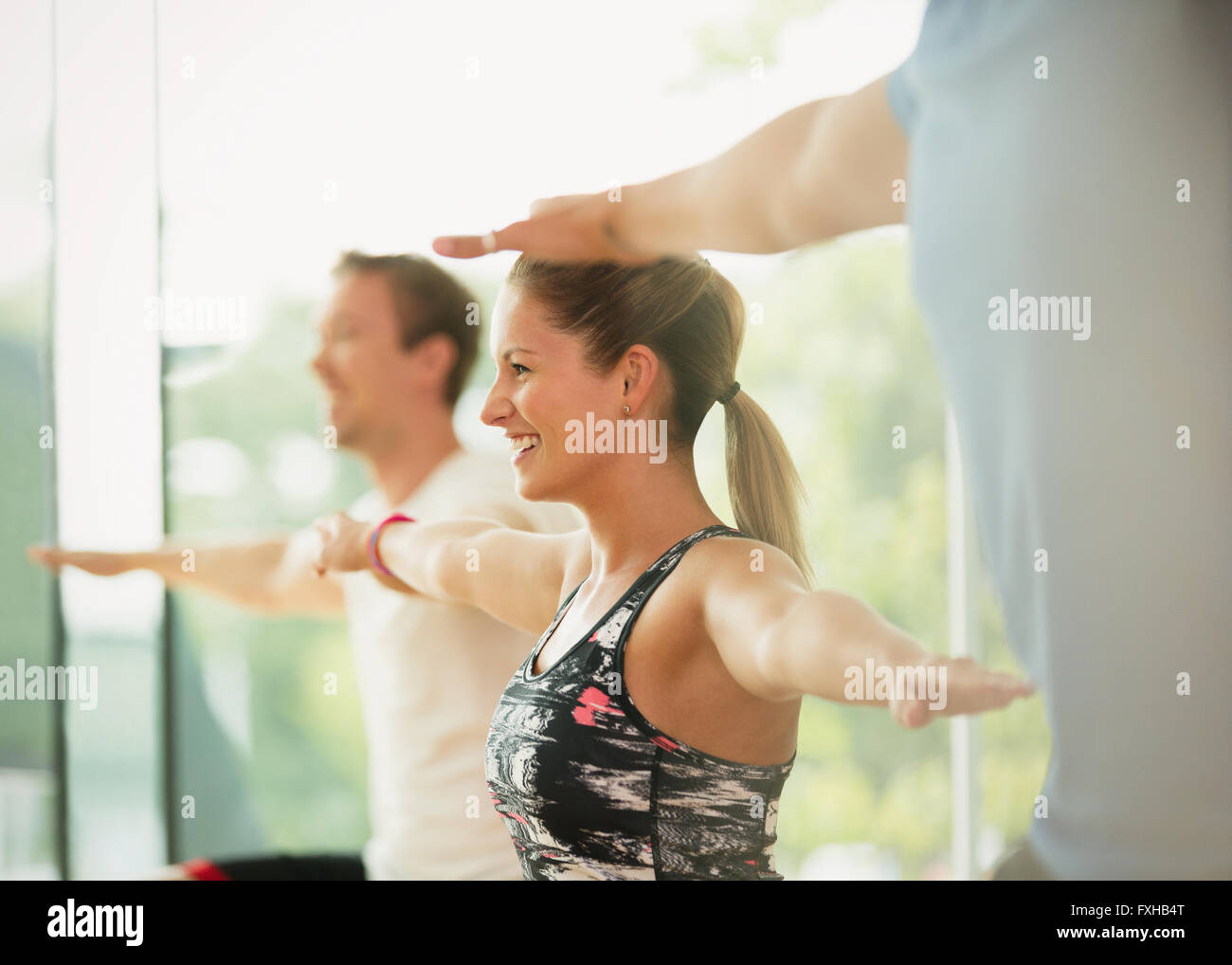 Lächelnde Frau mit ausgestreckten im Aerobic-Kurs Stockfoto