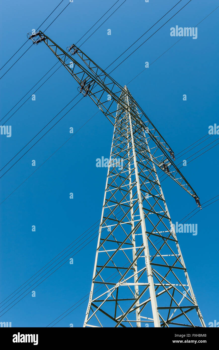 Stahlgitter Mast einer Hochspannungsleitung Stockfoto